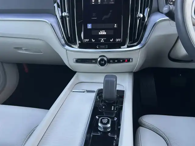 ボルボ Ｖ６０ B4 モメンタム 茨城県 2021(令3)年 2.2万km デニムブルーメタリック 白革 /Sヒ-タ- /360°C /ACC /ナビ /12セグ /LED /レーンキープアシスト /BLIS /CTA /パークアシスト /自動駐車 /純正ナビ /CarPlay /BT /USB /パワーテールゲート /ワイヤレス充電 /ステアリングヒーター /オートハイビーム /ETC2.0/ルーフレール/禁煙車