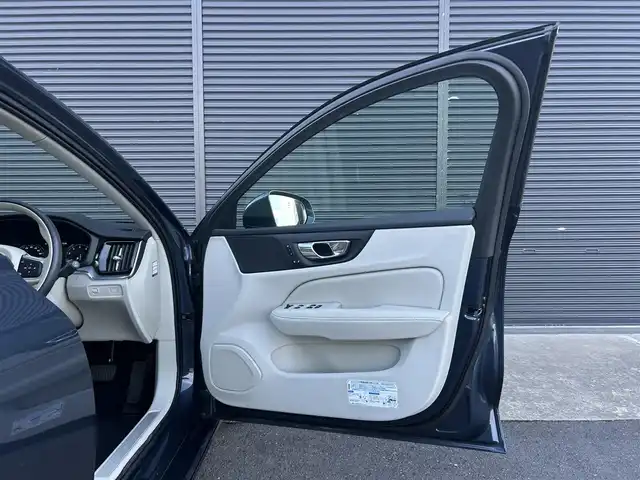 ボルボ Ｖ６０ B4 モメンタム 茨城県 2021(令3)年 2.2万km デニムブルーメタリック 白革 /Sヒ-タ- /360°C /ACC /ナビ /12セグ /LED /レーンキープアシスト /BLIS /CTA /パークアシスト /自動駐車 /純正ナビ /CarPlay /BT /USB /パワーテールゲート /ワイヤレス充電 /ステアリングヒーター /オートハイビーム /ETC2.0/ルーフレール/禁煙車