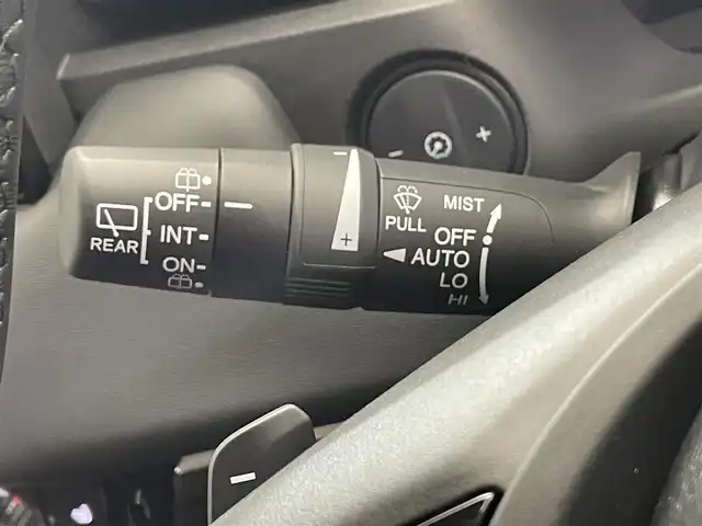 ホンダ ヴェゼル ハイブリッド e:HEV Z 滋賀県 2025(令7)年 0.1千km プラチナホワイトパール 登録済未使用車/純正9インチナビ/（Bluetooth/フルセグTV/Apple CarPlay/Android Auto)/ハーフレザーシート/バックカメラ/クリアランスソナー/電動リアゲート/LEDヘッドライト/オートライト/オートマティックハイビーム/ブラインドスポットモニター/ステアリングヒーター/D・N席シートヒーター/純正ビルトインETC/衝突軽減ブレーキ/MTモード付AT/パドルシフト/スマートキー/スペアキー/プッシュスタート