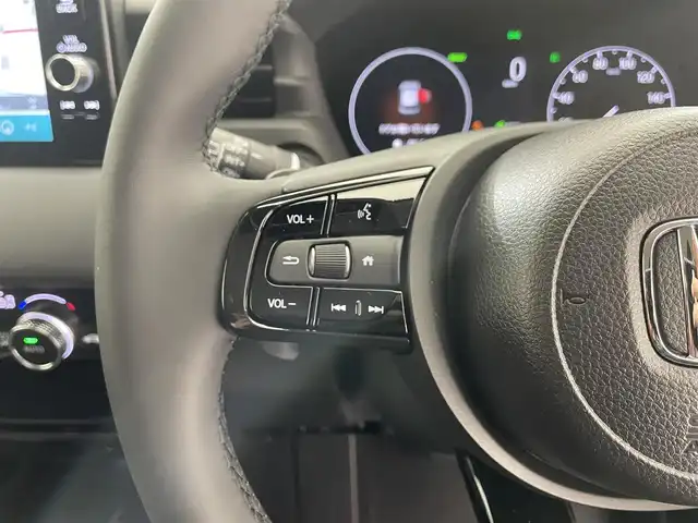ホンダ ヴェゼル ハイブリッド e:HEV Z 滋賀県 2025(令7)年 0.1千km プラチナホワイトパール 登録済未使用車/純正9インチナビ/（Bluetooth/フルセグTV/Apple CarPlay/Android Auto)/ハーフレザーシート/バックカメラ/クリアランスソナー/電動リアゲート/LEDヘッドライト/オートライト/オートマティックハイビーム/ブラインドスポットモニター/ステアリングヒーター/D・N席シートヒーター/純正ビルトインETC/衝突軽減ブレーキ/MTモード付AT/パドルシフト/スマートキー/スペアキー/プッシュスタート