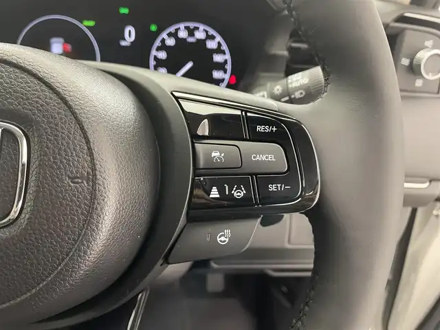 ホンダ ヴェゼル ハイブリッド e:HEV Z 滋賀県 2025(令7)年 0.1千km プラチナホワイトパール 登録済未使用車/純正9インチナビ/（Bluetooth/フルセグTV/Apple CarPlay/Android Auto)/ハーフレザーシート/バックカメラ/クリアランスソナー/電動リアゲート/LEDヘッドライト/オートライト/オートマティックハイビーム/ブラインドスポットモニター/ステアリングヒーター/D・N席シートヒーター/純正ビルトインETC/衝突軽減ブレーキ/MTモード付AT/パドルシフト/スマートキー/スペアキー/プッシュスタート