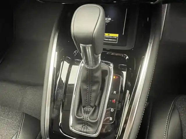 ホンダ ヴェゼル ハイブリッド e:HEV Z 滋賀県 2025(令7)年 0.1千km プラチナホワイトパール 登録済未使用車/純正9インチナビ/（Bluetooth/フルセグTV/Apple CarPlay/Android Auto)/ハーフレザーシート/バックカメラ/クリアランスソナー/電動リアゲート/LEDヘッドライト/オートライト/オートマティックハイビーム/ブラインドスポットモニター/ステアリングヒーター/D・N席シートヒーター/純正ビルトインETC/衝突軽減ブレーキ/MTモード付AT/パドルシフト/スマートキー/スペアキー/プッシュスタート