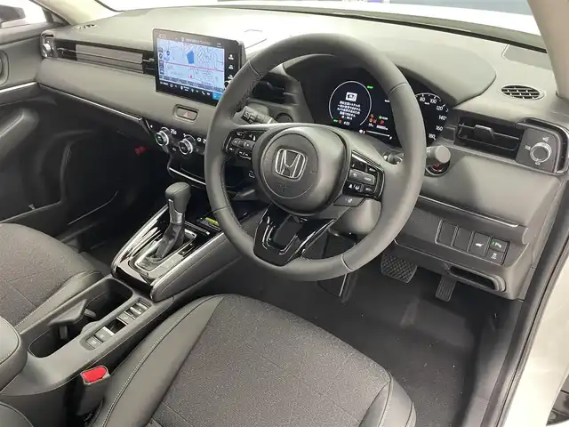 ホンダ ヴェゼル ハイブリッド e:HEV Z 滋賀県 2025(令7)年 0.1千km プラチナホワイトパール 登録済未使用車/純正9インチナビ/（Bluetooth/フルセグTV/Apple CarPlay/Android Auto)/ハーフレザーシート/バックカメラ/クリアランスソナー/電動リアゲート/LEDヘッドライト/オートライト/オートマティックハイビーム/ブラインドスポットモニター/ステアリングヒーター/D・N席シートヒーター/純正ビルトインETC/衝突軽減ブレーキ/MTモード付AT/パドルシフト/スマートキー/スペアキー/プッシュスタート