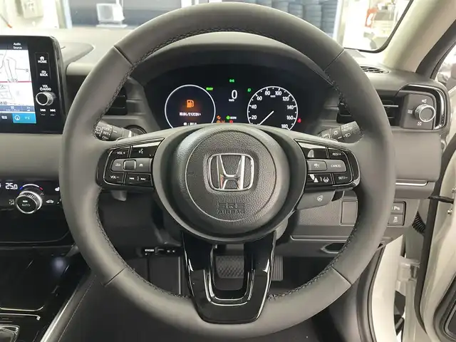 ホンダ ヴェゼル ハイブリッド e:HEV Z 滋賀県 2025(令7)年 0.1千km プラチナホワイトパール 登録済未使用車/純正9インチナビ/（Bluetooth/フルセグTV/Apple CarPlay/Android Auto)/ハーフレザーシート/バックカメラ/クリアランスソナー/電動リアゲート/LEDヘッドライト/オートライト/オートマティックハイビーム/ブラインドスポットモニター/ステアリングヒーター/D・N席シートヒーター/純正ビルトインETC/衝突軽減ブレーキ/MTモード付AT/パドルシフト/スマートキー/スペアキー/プッシュスタート