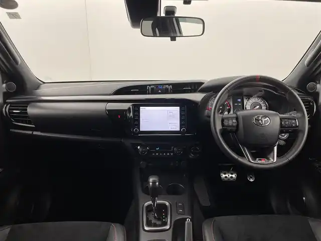 トヨタ ハイラックス Z GRスポーツ 群馬県 2023(令5)年 0.8万km スーパーホワイトⅡ ハードトノカバー/ベッドライナー/純正8型ディスプレイオーディオ/・Bluetooth/Miracast/・６スピーカー/・ナビゲーション/・USB入力（動画・音楽　再生/給電）/・音声認識マイク/＝＝＝＝＝＝＝＝＝＝＝/純正８型ディスプレイオーディオ　パノラミックビューモニター　ハーフレザーシート　ハードトノカバー　ベッドライナー　パドルシフト　衝突軽減　追従クルーズ　スマートキー　ＥＴＣ　ＬＥＤヘッドライト　禁煙車