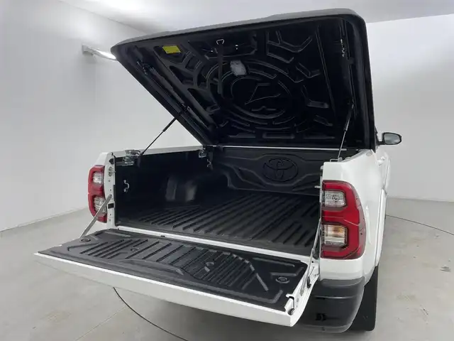 トヨタ ハイラックス Z GRスポーツ 群馬県 2023(令5)年 0.8万km スーパーホワイトⅡ ハードトノカバー/ベッドライナー/純正8型ディスプレイオーディオ/・Bluetooth/Miracast/・６スピーカー/・ナビゲーション/・USB入力（動画・音楽　再生/給電）/・音声認識マイク/＝＝＝＝＝＝＝＝＝＝＝/純正８型ディスプレイオーディオ　パノラミックビューモニター　ハーフレザーシート　ハードトノカバー　ベッドライナー　パドルシフト　衝突軽減　追従クルーズ　スマートキー　ＥＴＣ　ＬＥＤヘッドライト　禁煙車