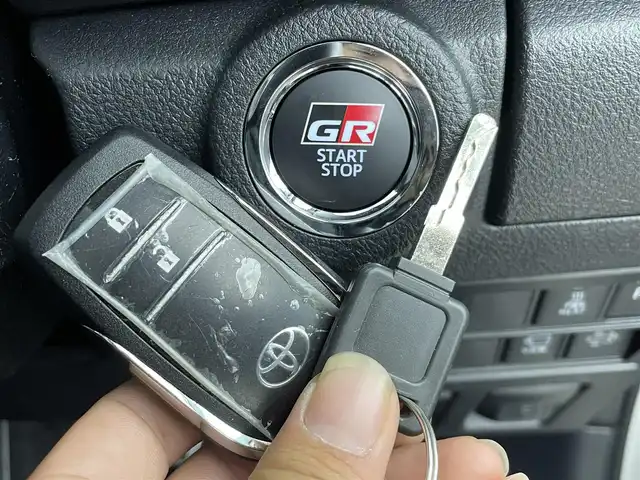 トヨタ ハイラックス Z GRスポーツ 群馬県 2023(令5)年 0.8万km スーパーホワイトⅡ ハードトノカバー/ベッドライナー/純正8型ディスプレイオーディオ/・Bluetooth/Miracast/・６スピーカー/・ナビゲーション/・USB入力（動画・音楽　再生/給電）/・音声認識マイク/＝＝＝＝＝＝＝＝＝＝＝/純正８型ディスプレイオーディオ　パノラミックビューモニター　ハーフレザーシート　ハードトノカバー　ベッドライナー　パドルシフト　衝突軽減　追従クルーズ　スマートキー　ＥＴＣ　ＬＥＤヘッドライト　禁煙車