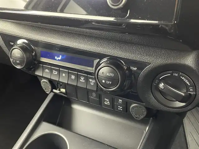 トヨタ ハイラックス Z GRスポーツ 群馬県 2023(令5)年 0.8万km スーパーホワイトⅡ ハードトノカバー/ベッドライナー/純正8型ディスプレイオーディオ/・Bluetooth/Miracast/・６スピーカー/・ナビゲーション/・USB入力（動画・音楽　再生/給電）/・音声認識マイク/＝＝＝＝＝＝＝＝＝＝＝/純正８型ディスプレイオーディオ　パノラミックビューモニター　ハーフレザーシート　ハードトノカバー　ベッドライナー　パドルシフト　衝突軽減　追従クルーズ　スマートキー　ＥＴＣ　ＬＥＤヘッドライト　禁煙車