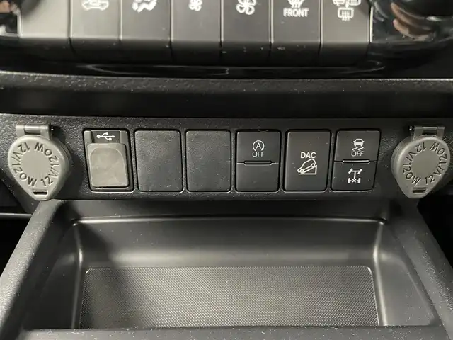 トヨタ ハイラックス Z GRスポーツ 群馬県 2023(令5)年 0.8万km スーパーホワイトⅡ ハードトノカバー/ベッドライナー/純正8型ディスプレイオーディオ/・Bluetooth/Miracast/・６スピーカー/・ナビゲーション/・USB入力（動画・音楽　再生/給電）/・音声認識マイク/＝＝＝＝＝＝＝＝＝＝＝/純正８型ディスプレイオーディオ　パノラミックビューモニター　ハーフレザーシート　ハードトノカバー　ベッドライナー　パドルシフト　衝突軽減　追従クルーズ　スマートキー　ＥＴＣ　ＬＥＤヘッドライト　禁煙車