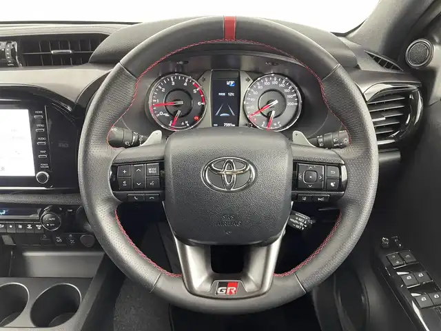 トヨタ ハイラックス Z GRスポーツ 群馬県 2023(令5)年 0.8万km スーパーホワイトⅡ ハードトノカバー/ベッドライナー/純正8型ディスプレイオーディオ/・Bluetooth/Miracast/・６スピーカー/・ナビゲーション/・USB入力（動画・音楽　再生/給電）/・音声認識マイク/＝＝＝＝＝＝＝＝＝＝＝/純正８型ディスプレイオーディオ　パノラミックビューモニター　ハーフレザーシート　ハードトノカバー　ベッドライナー　パドルシフト　衝突軽減　追従クルーズ　スマートキー　ＥＴＣ　ＬＥＤヘッドライト　禁煙車