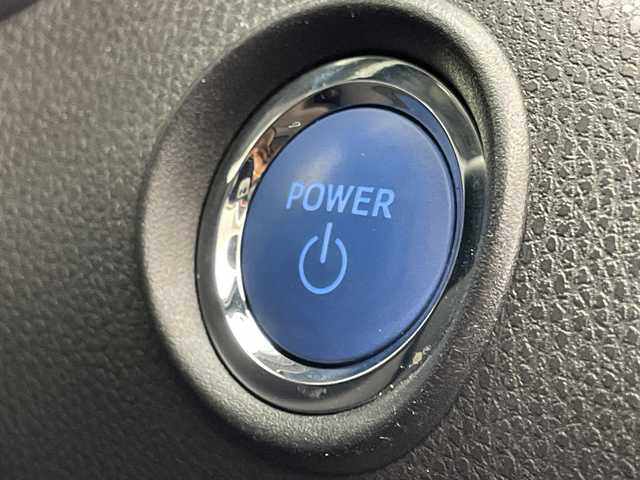 トヨタ Ｃ－ＨＲ G LEDエディション 宮崎県 2018(平30)年 3.6万km ホワイトパールクリスタルシャイン ワンオーナー/Toyota Safety Sense/〇プリクラシュセーフティ/〇レーンディパーチャーアラート/〇ブラインドスポットモニター/〇リアクロストラフィックアラート/〇オートマチックハイビーム/〇クリアランスソナー/〇レーダークルーズコントロール/純正9インチSDナビ/フルセグTV/CD/DVD/Bluetooth/バックカメラ/ハーフレザーシート/シートヒーター/ビルトインETC/LEDヘッドライト/純正18インチAW/純正ドライブレコーダー/スマートキー×２