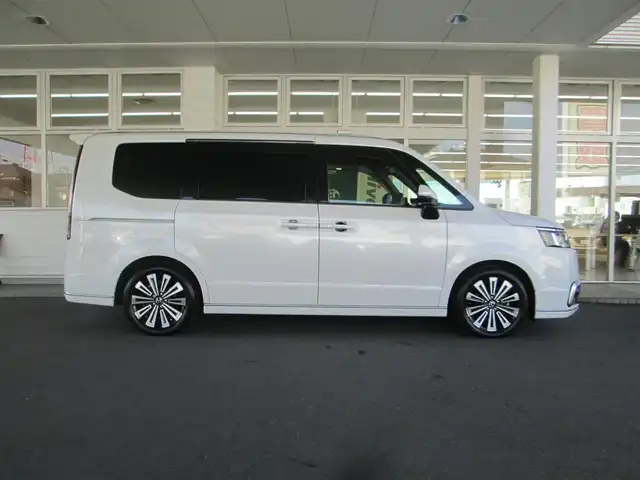 ホンダ ステップワゴン スパーダ eHEV プレミアムライン 千葉県 2023(令5)年 2.2万km プラチナホワイトパール ワンオーナー/純正11.4インチコネクトナビ、フルセグTV/全方位カメラ/オーディオ【SD/DVD/CD/BT/USB】/純正15.6インチフリップダウンモニター/純正DIATONE SOUNDシステム/ホンダセンシング/LEDヘッドライト&LEDフォグ/純正17インチアルミホイール/無限カバー付きウィンカーミラー/純正前後ドライブレコーダー/前席、２列目シートヒーター/フロント、リアコーナーセンサー/両側パワースライドドア/パワーバックドア/クルーズコントロール/ハーフレザーシート/前席&セカンドシートヒーター/スイッチ付き革巻きステアリング/LEDルームランプ/純正ETC2.0/純正ドライブレコーダー（前後）/スカッフイルミネーション/ディーラー点検記録簿(R6/R7)