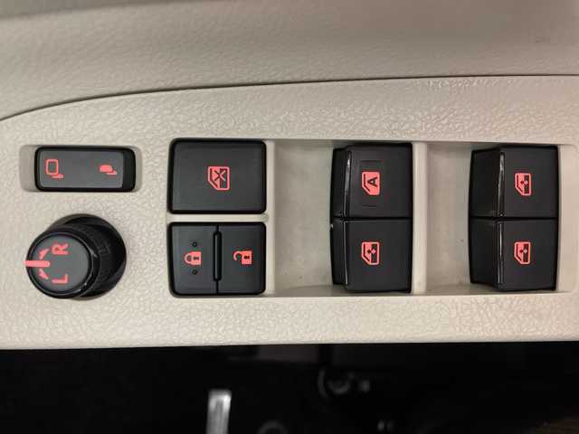 トヨタ シエンタ G 福岡県 2016(平28)年 4.8万km ホワイトパールクリスタルシャイン 社外メモリーナビゲーション/CD DVD BT/フルセグテレビ/バックカメラ/オートライト/オートハイビーム/LEDヘッドライト/革巻きステアリング/ステアリングスイッチ/ドライブレコーダー/純正15インチアルミホイール/ETC/フロアマット/ドアバイザー