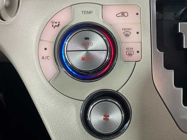 トヨタ シエンタ G 福岡県 2016(平28)年 4.8万km ホワイトパールクリスタルシャイン 社外メモリーナビゲーション/CD DVD BT/フルセグテレビ/バックカメラ/オートライト/オートハイビーム/LEDヘッドライト/革巻きステアリング/ステアリングスイッチ/ドライブレコーダー/純正15インチアルミホイール/ETC/フロアマット/ドアバイザー