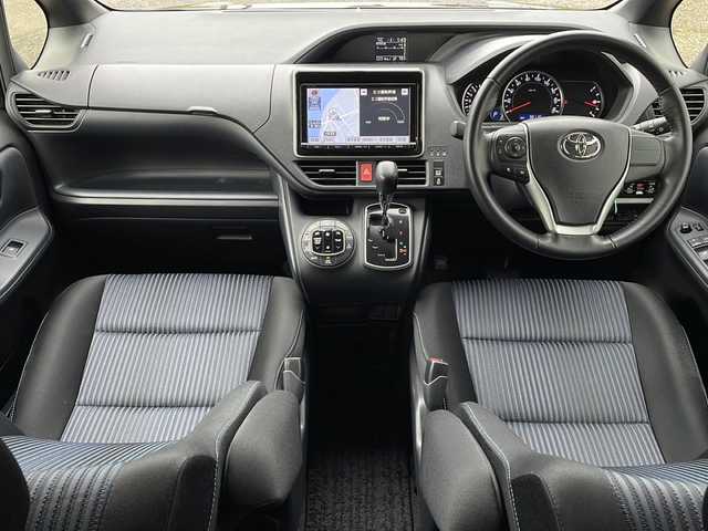トヨタ ヴォクシー ZS 新潟県 2014(平26)年 3.9万km ブラッキッシュアゲハガラスフレーク 4WD/純正9インチSDナビ(NSZT-Y62G)/CD/DVD/BT/フルセグテレビ/フリップダウンモニター/バックカメラ/ETC/両側パワースライドドア/ステアリングスイッチ/MTモード付きAT/スマートキー/プッシュスタート/LEDヘッドライト/オートライト/フォグランプ/純正16インチアルミホイール