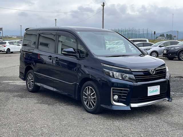 トヨタ ヴォクシー ZS 新潟県 2014(平26)年 3.9万km ブラッキッシュアゲハガラスフレーク 4WD/純正9インチSDナビ(NSZT-Y62G)/CD/DVD/BT/フルセグテレビ/フリップダウンモニター/バックカメラ/ETC/両側パワースライドドア/ステアリングスイッチ/MTモード付きAT/スマートキー/プッシュスタート/LEDヘッドライト/オートライト/フォグランプ/純正16インチアルミホイール