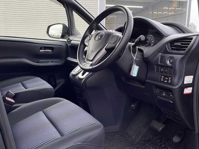 トヨタ ヴォクシー ZS 新潟県 2014(平26)年 3.9万km ブラッキッシュアゲハガラスフレーク 4WD/純正9インチSDナビ(NSZT-Y62G)/CD/DVD/BT/フルセグテレビ/フリップダウンモニター/バックカメラ/ETC/両側パワースライドドア/ステアリングスイッチ/MTモード付きAT/スマートキー/プッシュスタート/LEDヘッドライト/オートライト/フォグランプ/純正16インチアルミホイール