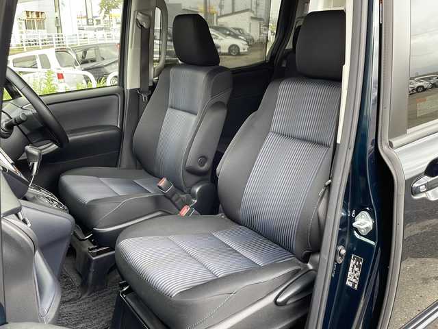 トヨタ ヴォクシー ZS 新潟県 2014(平26)年 3.9万km ブラッキッシュアゲハガラスフレーク 4WD/純正9インチSDナビ(NSZT-Y62G)/CD/DVD/BT/フルセグテレビ/フリップダウンモニター/バックカメラ/ETC/両側パワースライドドア/ステアリングスイッチ/MTモード付きAT/スマートキー/プッシュスタート/LEDヘッドライト/オートライト/フォグランプ/純正16インチアルミホイール