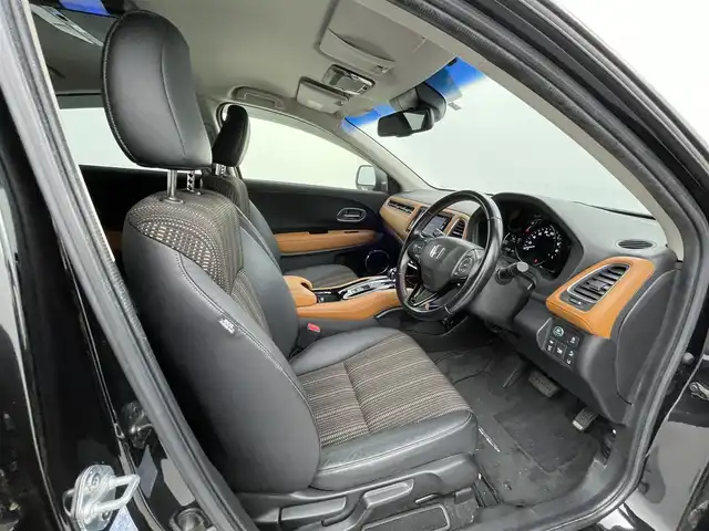 ホンダ ヴェゼル ハイブリッド Z ホンダセンシング 熊本県 2016(平28)年 5.1万km クリスタルブラックパール 純正ナビVXM-165VFi（ＣＤ・ＤＶＤ・フルセグ・ＢＴ）/バックカメラ　/アルパインフリップダウンモニター　/ビルトインＥＴＣ　/前席シートヒーター　/ホンダセンシング/・衝突軽減ブレーキ　/・レーンキープアシスト/・標識認識システム/・路外逸脱制御機能/・アダブティブクルーズコントロール/・先行車発進お知らせ/横滑り防止/パドルシフト/ハーフレザーシート/純正フロアマット/純正１７インチAW/オートライト/LEDヘッドライト/スマートキー/プッシュスタート