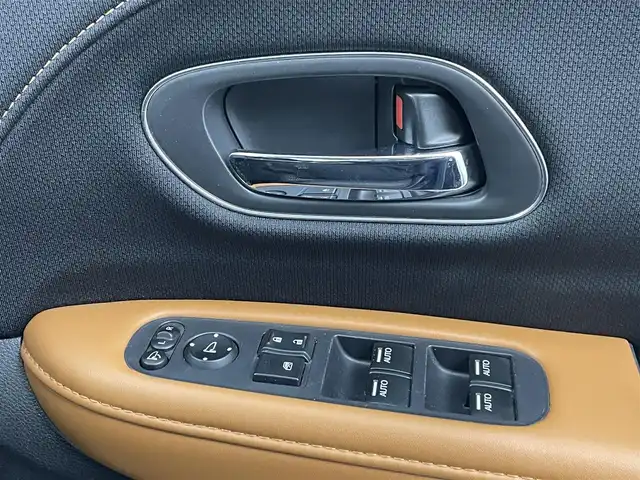 ホンダ ヴェゼル ハイブリッド Z ホンダセンシング 熊本県 2016(平28)年 5.1万km クリスタルブラックパール 純正ナビVXM-165VFi（ＣＤ・ＤＶＤ・フルセグ・ＢＴ）/バックカメラ　/アルパインフリップダウンモニター　/ビルトインＥＴＣ　/前席シートヒーター　/ホンダセンシング/・衝突軽減ブレーキ　/・レーンキープアシスト/・標識認識システム/・路外逸脱制御機能/・アダブティブクルーズコントロール/・先行車発進お知らせ/横滑り防止/パドルシフト/ハーフレザーシート/純正フロアマット/純正１７インチAW/オートライト/LEDヘッドライト/スマートキー/プッシュスタート