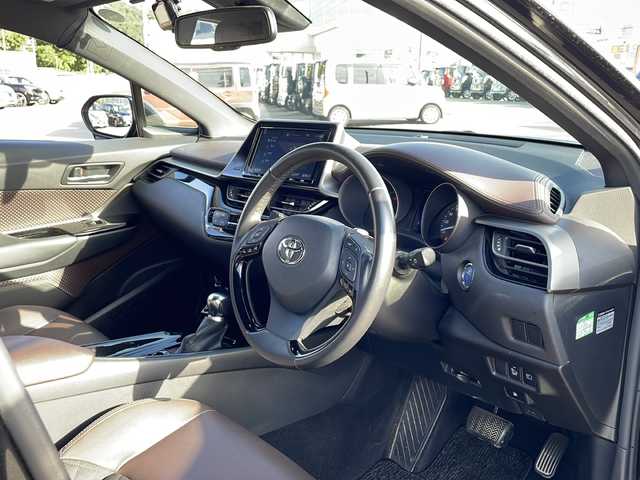 トヨタ Ｃ－ＨＲ G 山口県 2019(令1)年 4.4万km ブラックマイカ 純正9インチメモリーナビ/・Bluetooth接続/・フルセグTV/・AM/FM/CD/DVD/トヨタセーフティセンス/・レーンキープアシスト/・プリクラッシュセーフティ/・ハイビームアシスト/・レーダークルーズコントロール/オートブレーキホールド/前後ドライブレコーダー/ETC/バックカメラ/ハーフレザーシート/シートヒーター(D席/N席）/純正18インチアルミホイール/LEDオートヘッドライト