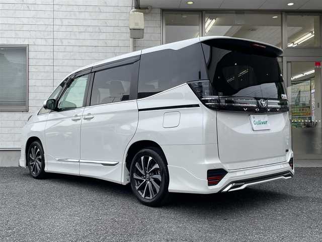 トヨタ ヴォクシー ハイブリッド S－Z 埼玉県 2023(令5)年 2万km ホワイトパールクリスタルシャイン ワンオーナー/メーカーオプションナビ(FM/AM/USB/BT/Wi-Fi/Miracast)/イモビライザー/デジタルミラー型ドラレコ/バックカメラ/アラウンドビューモニター/フリップダウンモニター/パーキングアシスト/サンシェード/オートライト/衝突軽減ブレーキ/電動格納ミラー/三列シート/シートヒーター(前・中シート)/両側スライドドア/オットマン/純正フロアマット/クルーズコントロール(追従)/横滑り防止/ISOFIX/ドアバイザー