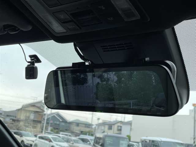 トヨタ ヴォクシー ハイブリッド S－Z 埼玉県 2023(令5)年 2万km ホワイトパールクリスタルシャイン ワンオーナー/メーカーオプションナビ(FM/AM/USB/BT/Wi-Fi/Miracast)/イモビライザー/デジタルミラー型ドラレコ/バックカメラ/アラウンドビューモニター/フリップダウンモニター/パーキングアシスト/サンシェード/オートライト/衝突軽減ブレーキ/電動格納ミラー/三列シート/シートヒーター(前・中シート)/両側スライドドア/オットマン/純正フロアマット/クルーズコントロール(追従)/横滑り防止/ISOFIX/ドアバイザー