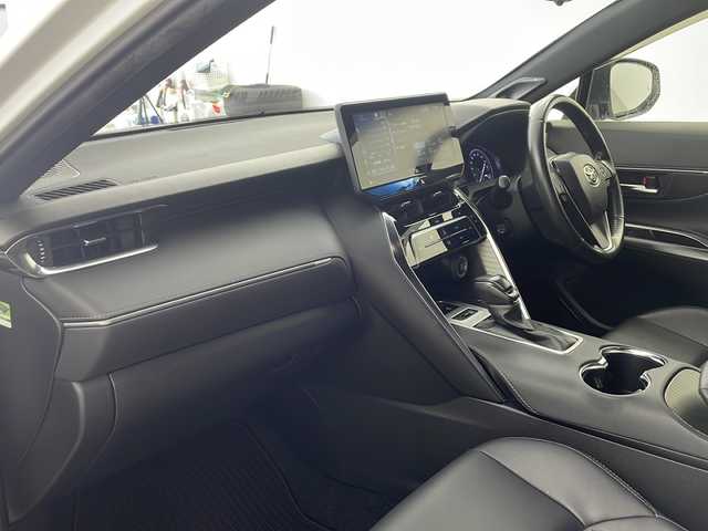 トヨタ ハリアー Z 兵庫県 2020(令2)年 3.2万km ホワイトパールクリスタルシャイン ・純正12.3インチT-Ccnnectナビ/　Bluetoothオーディオ/　AUX接続/　フルセグテレビ/　USB接続/・バックカメラ/・ビルドインETC2.0/・Toyota Safety Sense/　プリクラッシュセーフティ/　レーンディパーチャーアラート/　オートマチックハイビーム/・先行車発進告知機能/・パーキングサポートブレーキ（前後方静止物）/・車両接近通報装置/・レーダークルーズコントロール/・ブラインドスポットモニター/・電動リアゲート/・前後ドライブレコーダー/・純正フロアマット/・パワーシート（運転席）/・ハーフレザーシート/・モデリスタエアロ/・純正19インチアルミホイール/・電動パーキングブレーキ/・オートブレーキホールド/・革巻きステアリング/・ステアリングスイッチ/・デジタルインナーミラー/・ヘッドアップディスプレイ/・ABS/・横滑り防止機能/・前後コーナーセンサー/・盗難防止装置/・オートライト/・LEDヘッドライト/・W＋サイドエアバック/・カーテンエアバック/・スマートキー/・AACエアコン