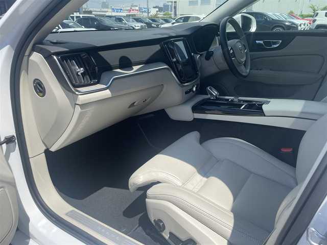 ボルボ Ｓ６０ T6 ツインEG AWD インスクリプション 滋賀県 2020(令2)年 4.4万km クリスタルホワイトP 電動パノラマサンルーフ/ヘッドアップディスプレイ/ホワイトレザーシート/・前席メモリ付きパワーシート/・全席シートヒーター/・前席シートベンチレーション/インテリセーフ/・ACC/・BLIS/・LKA/・CTA/純正HDDナビ/（BT/地デジ/CarPlay）/harman/kardonサウンド/360°カメラ/純正LEDヘッドライト/純正19インチAW/保証書