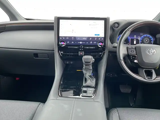 トヨタ アルファード Z 千葉県 2023(令5)年 0.6万km プラチナホワイトパールマイカ 純正14インチナビ/（フルセグTV/BT/appleCarPlay/Androidauto）/全周囲カメラ/衝突被害軽減システム/車線逸脱警報/クルーズコントロール/左右独立ムーンルーフ/レザーシート/両側パワースライドドア/横滑り防止装置/ETC/アイドリングストップ/LEDヘッドライト/フォグランプ/オートライト/ウィンカーミラー/電動格納ミラー/純正18インチAW/シートヒーター/エアシート/ステアリングヒーター/プッシュスタート/スマートキー