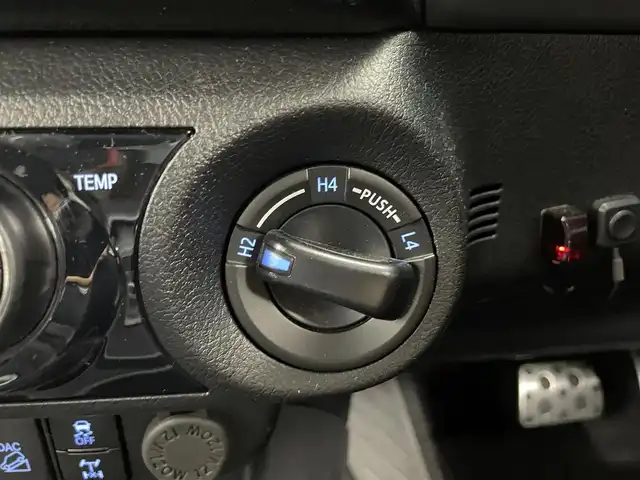 トヨタ ハイラックス Z GRスポーツ 茨城県 2023(令5)年 1.2万km スーパーホワイトⅡ 純正8型DAナビ/全周囲カメラ/社外フルセグ/ハードトノカバー/ベッドライナー/衝突被害軽減ブレーキ/車線逸脱抑制装置/レーダークルーズコントロール/クリアランスソナー/ETC/純正18インチAW/LEDヘッドライト/スマートキー