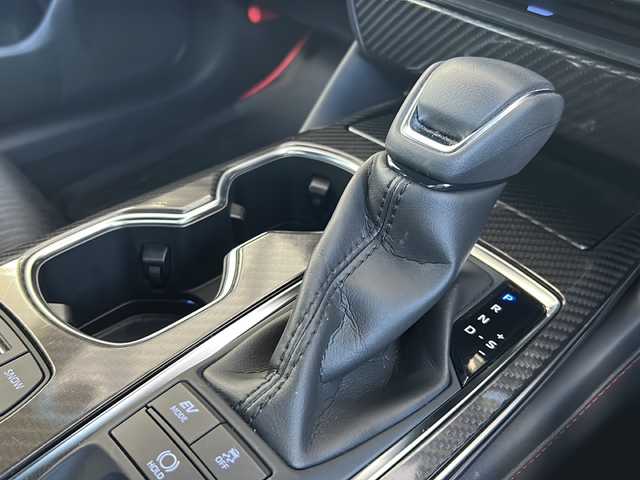 トヨタ クラウン ハイブリッド RS 福島県 2021(令3)年 5.6万km プレシャスホワイトパール 登録時走行距離:55987km/ワンオーナー/純正メーカーナビ/ (フルセグTV/BT/CD/DVD/SD/USB/AM/FM)/全周囲カメラ/プッシュスタート/レーダークルーズコントロール/ハーフレザーシート/パワーシート/ (D席/N席)/シートヒーター/ (D席/N席）/ETC/ドライブレコーダー/純正フロアマット/純正18インチAW/LEDヘッドライト/フォグランプ/電動格納ミラー/ウィンカーミラー/ドアバイザー/トヨタセーフティセンス/ ・プリクラッシュセーフティ/ ・ブラインドスポットモニター/ ・レーンディパーチャーアラート/ ・クリアランスソナー/スマートキー/スペアキー×１/取扱説明書/保証書