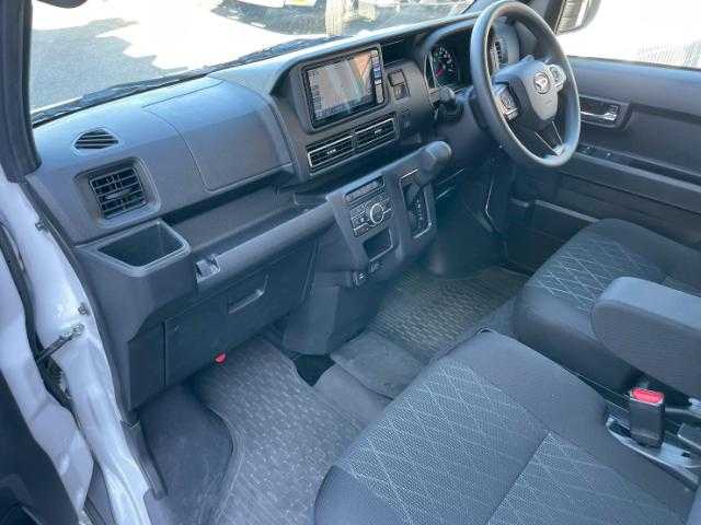 ダイハツ アトレー バン デッキバン 岩手県 2024(令6)年 1万km シャイニングホワイトパール 純正ナビ　Ｂｌｕｅｔｏｏｔｈ／ＣＤ／ＤＶＤ／フルセグＴＶ　/バックカメラ　/レーダークルーズコントロール　/アイドリングストップ　/前方ドラレコ　/４ＷＤ　/両側パワースライドドア　/横滑り防止措置　/ＡＡＣ　/ターボ