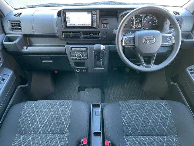 ダイハツ アトレー バン デッキバン 岩手県 2024(令6)年 1万km シャイニングホワイトパール 純正ナビ　Ｂｌｕｅｔｏｏｔｈ／ＣＤ／ＤＶＤ／フルセグＴＶ　/バックカメラ　/レーダークルーズコントロール　/アイドリングストップ　/前方ドラレコ　/４ＷＤ　/両側パワースライドドア　/横滑り防止措置　/ＡＡＣ　/ターボ