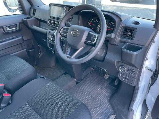 ダイハツ アトレー バン デッキバン 岩手県 2024(令6)年 1万km シャイニングホワイトパール 純正ナビ　Ｂｌｕｅｔｏｏｔｈ／ＣＤ／ＤＶＤ／フルセグＴＶ　/バックカメラ　/レーダークルーズコントロール　/アイドリングストップ　/前方ドラレコ　/４ＷＤ　/両側パワースライドドア　/横滑り防止措置　/ＡＡＣ　/ターボ