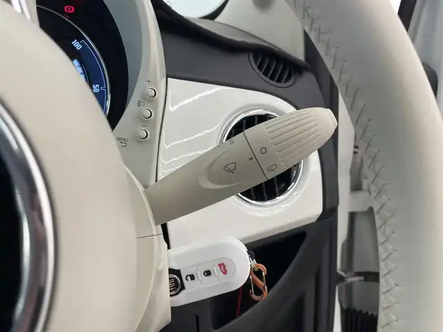 フィアット ５００ ツインエア ドルチェヴィータ 岡山県 2022(令4)年 3万km ビアンコ・ガーラ 純正ディスプレイオーディオ/社外デジタルインナーミラー　/ドラレコ　/オートA/C　/クルーズコントロール　/ガラスサンルーフ　/USB　/Bluetooth　/アップルカープレイ　/ステアリングリモコン　/キセノンヘッドライト　/フォグライト　/クローム装飾バンパー　/１５インチアルミ　/Dolcevita専用バッチ　/PDC　/ドアバイザー