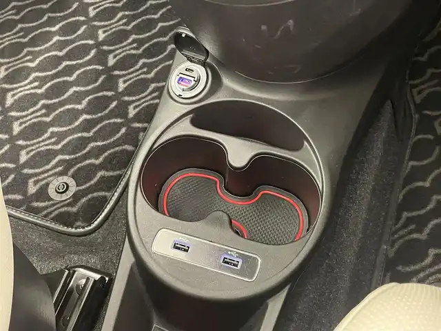 フィアット ５００ ツインエア ドルチェヴィータ 岡山県 2022(令4)年 3万km ビアンコ・ガーラ 純正ディスプレイオーディオ/社外デジタルインナーミラー　/ドラレコ　/オートA/C　/クルーズコントロール　/ガラスサンルーフ　/USB　/Bluetooth　/アップルカープレイ　/ステアリングリモコン　/キセノンヘッドライト　/フォグライト　/クローム装飾バンパー　/１５インチアルミ　/Dolcevita専用バッチ　/PDC　/ドアバイザー