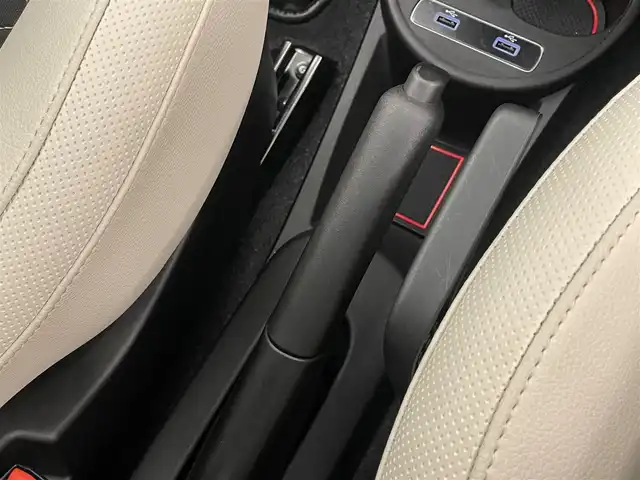 フィアット ５００ ツインエア ドルチェヴィータ 岡山県 2022(令4)年 3万km ビアンコ・ガーラ 純正ディスプレイオーディオ/社外デジタルインナーミラー　/ドラレコ　/オートA/C　/クルーズコントロール　/ガラスサンルーフ　/USB　/Bluetooth　/アップルカープレイ　/ステアリングリモコン　/キセノンヘッドライト　/フォグライト　/クローム装飾バンパー　/１５インチアルミ　/Dolcevita専用バッチ　/PDC　/ドアバイザー