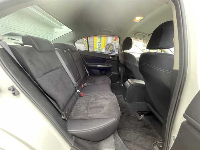 スバル インプレッサ Ｇ４ 2．0i プラウドED 茨城県 2016(平28)年 8.5万km クリスタルホワイトP (株)IDOMが運営する【じしゃロン水戸店】の自社ローン専用車両になりますこちらは現金またはオートローンご利用時の価格です。自社ローンご希望の方は別途その旨お申付け下さい/carrozzeriaナビ/フルセグTV/DVD/CD/BTオーディオ/バックカメラ/クルーズコントロール/前席パワーシート/ドライブレコーダー/アイドリングストップ/プッシュスタート/スマートキー/ETC/純正16インチAW/キセノンヘッドライト/オートライト/保証書/取説/スペアキー