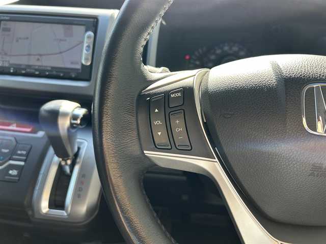 ホンダ ステップワゴン スパーダ Z クールスピリット 大分県 2014(平26)年 7.3万km ホワイトオーキッドパール ・ハーフレザーシート　プライムスムースファブリック/・純正ナビ/　ワンセグテレビ/　DVD/　Bluetooth/　SD/　ラジオ/・両側パワースライドドア/・3列目床下格納シート/・アイドリングストップ/・エコアシスト/・ETC/・パドルシフト/・ステアリングスイッチ/・横滑り制御システム/・ウィンカーミラー/・革巻きステアリング/・革巻きセレクトレバー/・社外フォグランプ/・純正17インチアルミホイル/・プライバシーガラス/・ドアバイザー/・保証書/・スペアキー１本