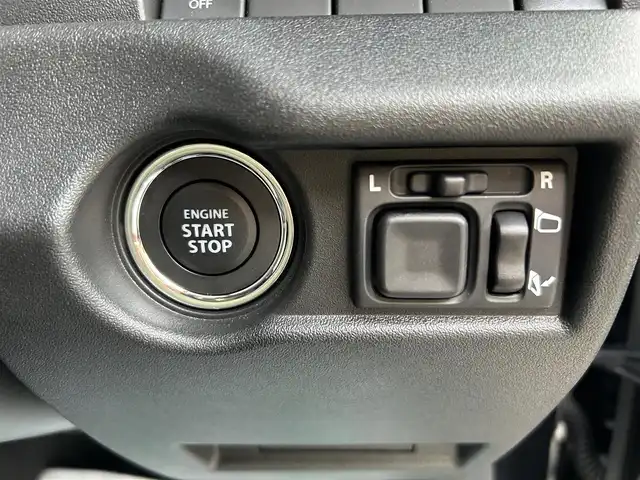 スズキ ジムニー ノマド FC 長崎県 2025(令7)年 0.1万km 黒 車体色：【WB3】ブルーイッシュブラックパール/ワンオーナー/ALPINE11インチディスプレイオーディオ/　(BT/FM/AM/AppleCarPlay/AndroidAuto)/プッシュスタート/スマートキー/ステアリングスイッチ/アダプティブクルーズコントロール/アイドリングストップ/ヘッドライトウォッシャー/光軸調整ダイヤル/純正15インチアルミホイール/純正フロアマット/背面タイヤ/スズキセーフティサポート/ABS/レーンキープアシスト/衝突被害軽減ブレーキ/パーキングソナー/オートライト/横滑り防止装置/ヒルディセントコントロール/取扱説明書/保証書/スペアキー(1本)