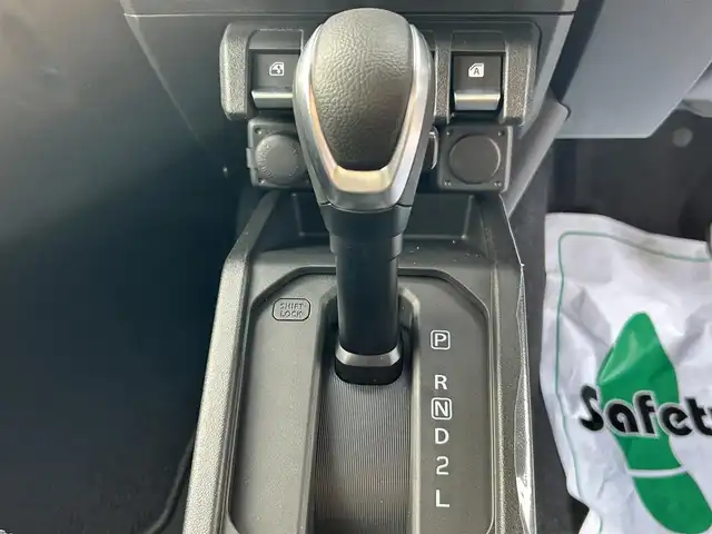 スズキ ジムニー ノマド FC 長崎県 2025(令7)年 0.1万km 黒 車体色：【WB3】ブルーイッシュブラックパール/ワンオーナー/ALPINE11インチディスプレイオーディオ/　(BT/FM/AM/AppleCarPlay/AndroidAuto)/プッシュスタート/スマートキー/ステアリングスイッチ/アダプティブクルーズコントロール/アイドリングストップ/ヘッドライトウォッシャー/光軸調整ダイヤル/純正15インチアルミホイール/純正フロアマット/背面タイヤ/スズキセーフティサポート/ABS/レーンキープアシスト/衝突被害軽減ブレーキ/パーキングソナー/オートライト/横滑り防止装置/ヒルディセントコントロール/取扱説明書/保証書/スペアキー(1本)