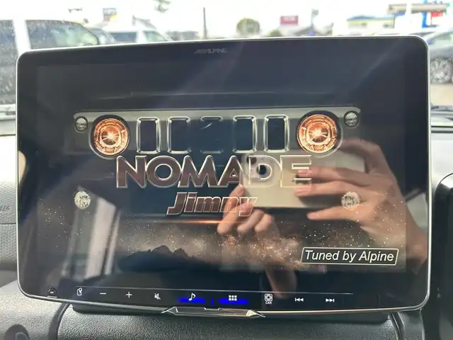 スズキ ジムニー ノマド FC 長崎県 2025(令7)年 0.1万km 黒 車体色：【WB3】ブルーイッシュブラックパール/ワンオーナー/ALPINE11インチディスプレイオーディオ/　(BT/FM/AM/AppleCarPlay/AndroidAuto)/プッシュスタート/スマートキー/ステアリングスイッチ/アダプティブクルーズコントロール/アイドリングストップ/ヘッドライトウォッシャー/光軸調整ダイヤル/純正15インチアルミホイール/純正フロアマット/背面タイヤ/スズキセーフティサポート/ABS/レーンキープアシスト/衝突被害軽減ブレーキ/パーキングソナー/オートライト/横滑り防止装置/ヒルディセントコントロール/取扱説明書/保証書/スペアキー(1本)