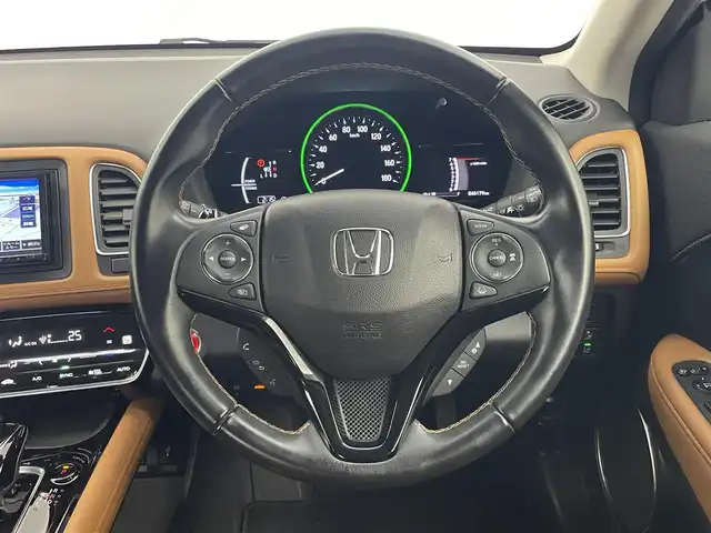 ホンダ ヴェゼル ハイブリッド Z ホンダセンシング 埼玉県 2020(令2)年 4.7万km プラチナホワイトパール 社外メモリーナビ/（ＣＤ・ＤＶＤ・ＢＴ）/フルセグＴＶ/アダプティブクルーズコントロール/衝突軽減ブレーキ/レーンアシスト/横滑り防止装置/タン／黒ハーフレザーシート/前席ートヒーター/前後ドラレコ/スマートキー/ビルトインＥＴＣ/ＬＥＤヘッドライト/ブレーキホールド/純正アルミホイール/純正フロアマット/純正ドアバイザー
