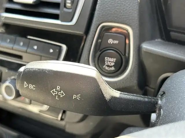 ＢＭＷ １１８ｉ スタイル 島根県 2015(平27)年 5.6万km ディープシーブルー ワンオーナー/純正ナビ/（Ｂｌｕｅｔｏｏｔｈ/CD/DVD/ラジオ）/ＥＴＣ/バックカメラ/クルーズコントロール/後方コーナーセンサー/レーンキープアシスト/ブレーキアシスト/オートライト/１６インチ純正アルミホイール/純正LEDヘッドライト/横滑り防止装置/ハーフレザーシート