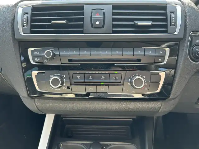 ＢＭＷ １１８ｉ スタイル 島根県 2015(平27)年 5.6万km ディープシーブルー ワンオーナー/純正ナビ/（Ｂｌｕｅｔｏｏｔｈ/CD/DVD/ラジオ）/ＥＴＣ/バックカメラ/クルーズコントロール/後方コーナーセンサー/レーンキープアシスト/ブレーキアシスト/オートライト/１６インチ純正アルミホイール/純正LEDヘッドライト/横滑り防止装置/ハーフレザーシート