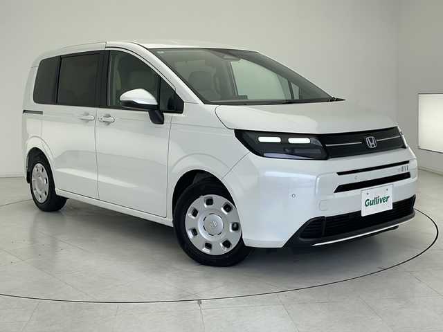 ホンダ フリード ハイブリット e:HEV AIR 千葉県 2024(令6)年 0.6万km プラチナホワイトパール ホンダセンシング/衝突軽減ブレーキ/レーダークルーズコントロール/路外逸脱抑制機能/府見間違い防止/パーキングセンサー/標識認識/レーンキープアシスト/先行車発進お知らせ/両側パワースライドドア/純正ナビ（Gathers：LXM-245ZFEi）/フルセグ/Bluetooth/バックカメラ/オートブレーキホールド/ビルトインETC/ステアリングスイッチ/ロールサンシェード/純正フロアマット/LEDヘッドライト/カーテンエアバッグ