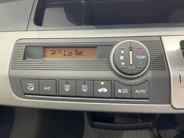 ホンダ フリード ハイブリット ジャストセレクション 沖縄県 2013(平25)年 6.4万km ポリッシュドメタルメタリック (株)IDOMが運営する【じしゃロンコザ店】の自社ローン専用車両になりますこちらは現金またはオートローンご利用時の価格です。自社ローンご希望の方は別途その旨お申付け下さい/・純正ナビ/・バックカメラ/・Ｂｌｕｅｔｏｏｔｈ接続/・ＤＶＤ再生/・ＴＶ/・片側パワースライドドア/・スマートキー/・ETC/・クルーズコントロール/・純正フロアマット/・オートライト