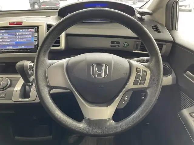 ホンダ フリード ハイブリット ジャストセレクション 沖縄県 2013(平25)年 6.4万km ポリッシュドメタルメタリック (株)IDOMが運営する【じしゃロンコザ店】の自社ローン専用車両になりますこちらは現金またはオートローンご利用時の価格です。自社ローンご希望の方は別途その旨お申付け下さい/・純正ナビ/・バックカメラ/・Ｂｌｕｅｔｏｏｔｈ接続/・ＤＶＤ再生/・ＴＶ/・片側パワースライドドア/・スマートキー/・ETC/・クルーズコントロール/・純正フロアマット/・オートライト