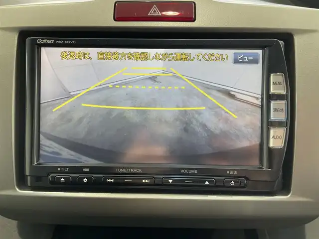 ホンダ フリード ハイブリット ジャストセレクション 沖縄県 2013(平25)年 6.4万km ポリッシュドメタルメタリック (株)IDOMが運営する【じしゃロンコザ店】の自社ローン専用車両になりますこちらは現金またはオートローンご利用時の価格です。自社ローンご希望の方は別途その旨お申付け下さい/・純正ナビ/・バックカメラ/・Ｂｌｕｅｔｏｏｔｈ接続/・ＤＶＤ再生/・ＴＶ/・片側パワースライドドア/・スマートキー/・ETC/・クルーズコントロール/・純正フロアマット/・オートライト